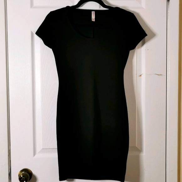 Xhilaration Dresses & Skirts - Petite robe noire